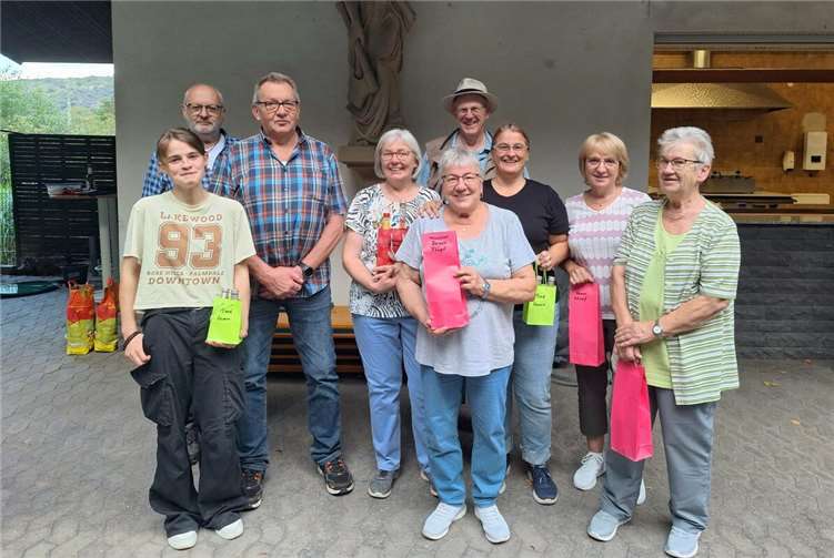 Die Siegerinnen des Damenadlers. Im Hintergrund mit Hut Brudermeister Peter Nonn, dritter von links Majestät Josef „Jojo“ Laux. Foto: privat