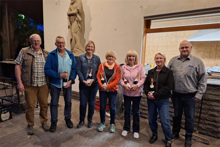 Die Siegerinnen des Damenadlers eingerahmt von Brudermeister Peter Nonn (links), Bezirkskönig sportlich Josef „Jojo“ Laux und Stellvertretender Brudermeister Martin Schnitker (rechts)
