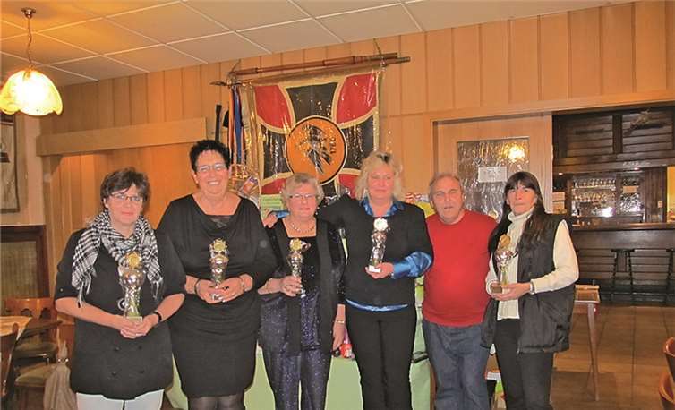 Die Siegerinnen des Frauenangelns (v. l): Anita Juritko, Resi Schöberlein, Margret Breidbach, Claudia Nobel, zweiter Vorsitzender Wolfgang Flöck und Ellen Göbel.Privat