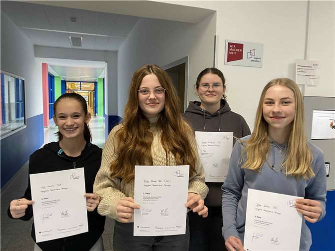 Die Siegerinnen des Schulentscheids Jugend Debattiert v.l.n.r.: Lara Horsch, Alina Bell, Lennja Schaprian, Jette Sachs.  Foto: : Fee Staudacher