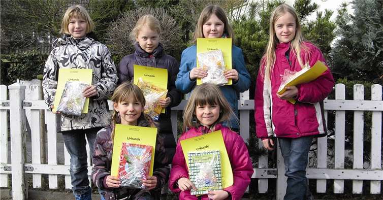 Die Siegerinnen des Vorlseswettbewerbes präsentieren stolz ihre Urkunden und Preise. privat