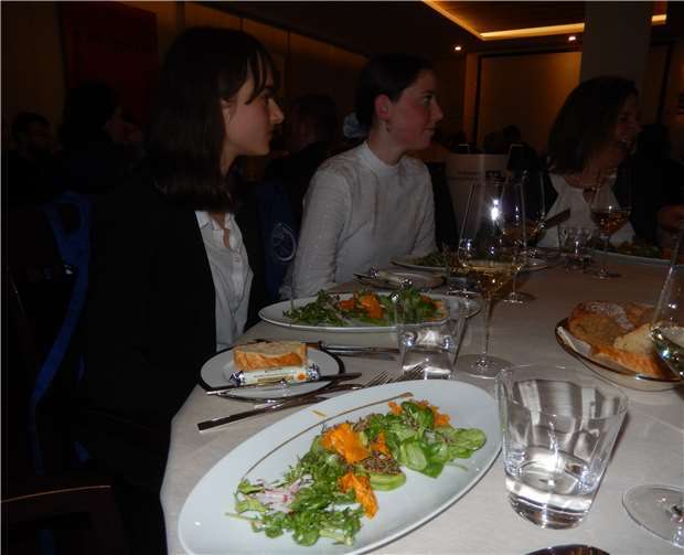 Die Siegerinnen genießen ihr eigenes Menü.