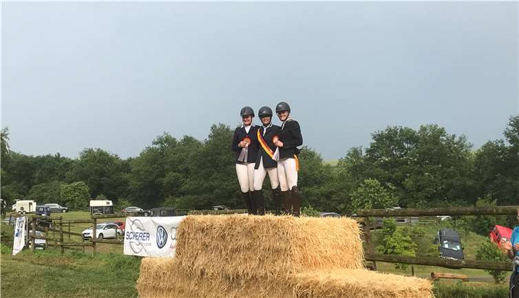 Die Siegerinnen nach den erfolgreichen Prüfungen auf dem Podest. privat