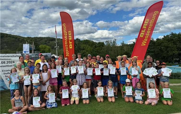 Die Siegerinnen und Sieger der DLRG-Stadtmeisterschaften im Freizeitbad Remagen.  Fotos: AB