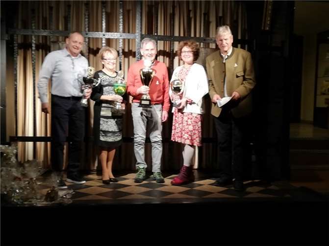Die Siegerinnen und Sieger der Vereinsmeisterschaften und des Karl-Heinz–Fackert-Pokals auf der Bühne des Rittersaals mit Ehrenbrudermeister Justus Reiprich. Urlaubsbedingt nicht auf dem Foto: Annelie Weber.  Foto: Monika Over.