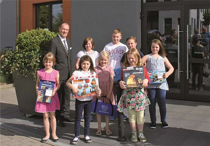 Die Siegerkinder mit Heiko Ulrich, Vorstand der Raiffeisenbank.Privat