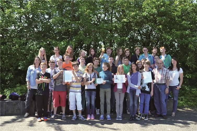 Die Siegerklasse 7a mit ihren betreuenden Lehrern. privat