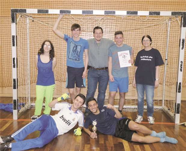 Die Siegerklasse 9 i des Fußballturniers mit dem Klassenleiter Georg Krechel und der Konrektorin Anne Sattler. Andrea Karbach