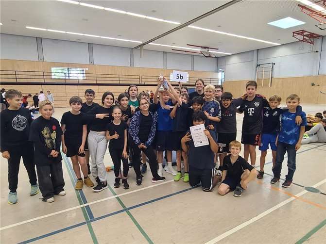 Die Siegerklasse des diesjährigen Turniers war die 5b, die hochverdient den Pokal ins Klassenzimmer geholt hat! Foto: privat