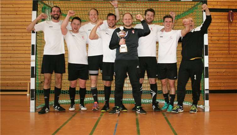 Die Siegermannschaft Abi 2010 mit dem Organisator H. Amediek (rechts).