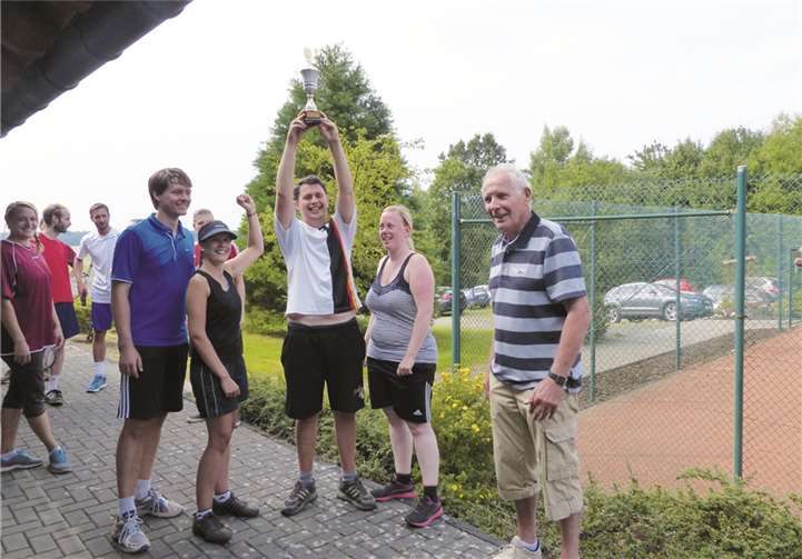 Die Siegermannschaft Dorfjugend; v.l. Marcel Seifert, Lena Vohl, Eduard Krebil, Katharina Ehlgen und 1. Vorsitzender Bernd Parr.privat