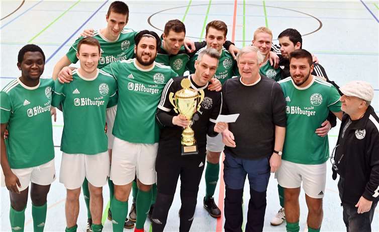Die Siegermannschaft SV Remagen erhält den Pokal von Beigeordnetem Volker Theos (3.v.re.). Antonio Lopez (v.r.), 1. Vorsitzender des TuS Oberwinter, gratuliert zum Sieg. Foto: Hans-Jürgen Vollrath