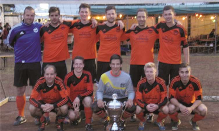 Die Siegermannschaft TuS Ahbach gewinnt den Alfred-Wolfsgruber-Pokal.