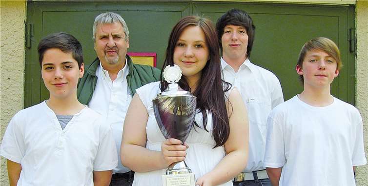 Die Siegermannschaft aus Alzheim mit Maik Deméme, Jungschützenmeister Winfried Müller, Teresa Wittig, Tobias Klein, und Moritz Müllers (v.l.n.r.). privat