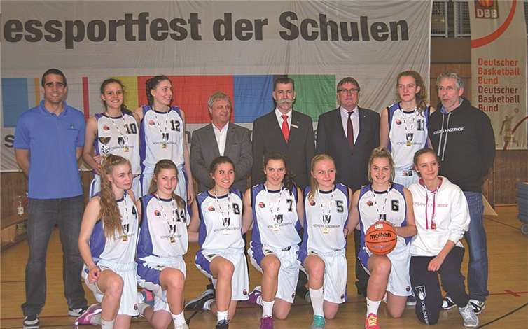 Die Siegermannschaft der Basketballerinnen in der Wettkampfklasse II des Gymnasiums Schloss Hagerhof und Landrat Sebastian Schuster (3.v.r.) sowie Peter Lambertz, Sportdezernent der Bezirksregierung Köln (4.v.l.).privat