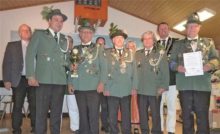 Die Siegermannschaft der Herren zeigte sich stolz über die erbrachte Gesamtleistung. privat