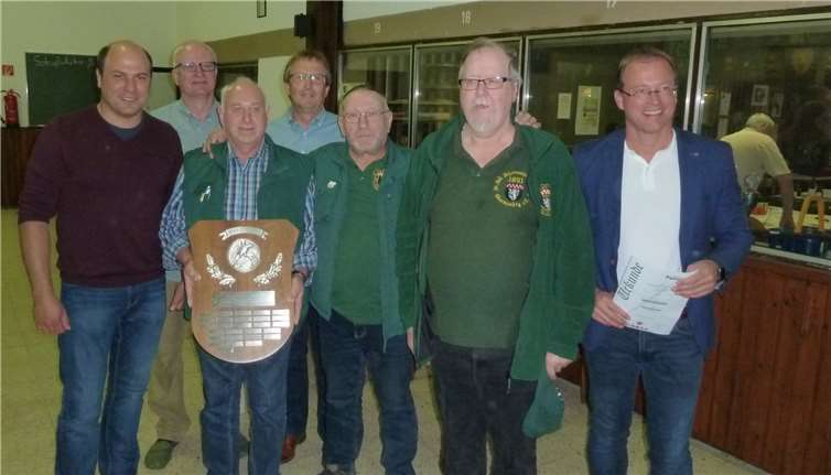 Die Siegermannschaft im Pfänderschießen mit den Gratulanten Brudermeister, Bürgermeister und Beigeordneter. Privat