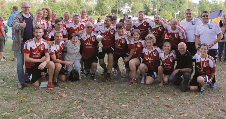 Die Siegermannschaft mit der Präsidentin des Landesamtes für Steuern, Brigitte Bollinger-Wechsler (untere Reihe 3. v. l.), und dem Präsidenten des Landesamtes für Finanzen, Oliver Brehm (untere Reihe 4. v. l.). Foto: Landesamt für Steuern RP