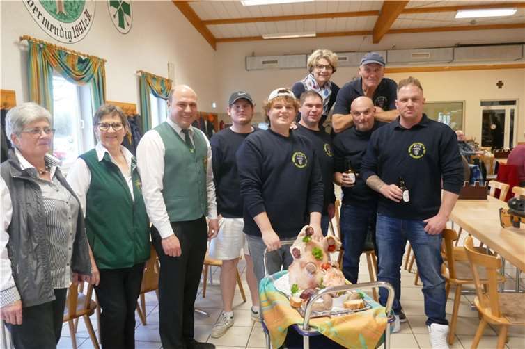 Die Siegermannschaft von der Kirmesgesellschaft mit ihrer Trophäe.