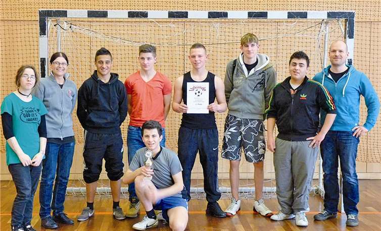 Die Siegermannschaft zusammen mit Konrektorin Anne Sattler sowie Sportlehrer Markus Waschke.  Privat