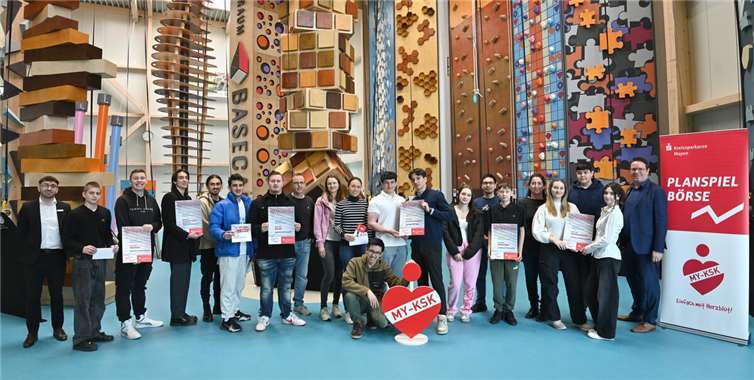 Die Siegerteams beim Planspiel Börse 2024 trafen sich im Freiraum Basecamp (ehem. Kanditurm) in Andernach zur Siegerehrung im Rahmen eines Kletter-Events.  Foto: KSK Mayen/ Ralph Künzel