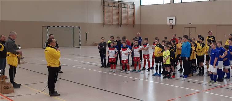 Die Siegerteams kurz vor der Überreichung der Pokale und Medaillen.