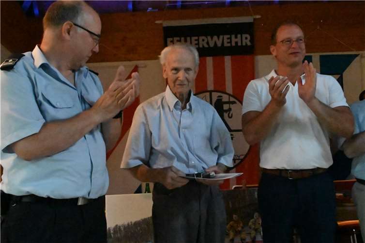 Die Silberne Ehrennadel des Landesfeuerwehrverbands erhielt der 89-jährige Franz Heuft, seit dem 1. Juni 1952 fester Bestandteil der Beller Feuerwehr.