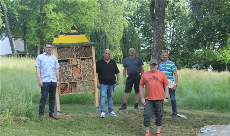 Die Silhouette von Schloss Montabaur ziert das Dach des neuen Insektenhotels auf dem Hauptfriedhof von Montabaur. An dem Projekt haben mitgearbeitet (v.l.) Markus Kuch (Grünflächenamt VG), Klaus Hering (BWHW), Christoph Kuhl (Bauhof Stadt), Dominik Rudolph und Peter Bill (beide BWHW).Quelle: Stadt Montabaur