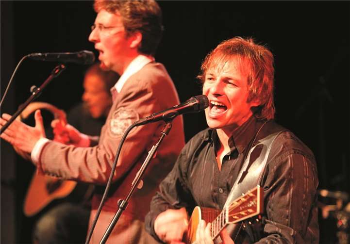 Die „Simon & Garfunkel Revival Band“ begeisterte über 1.500 Konzertbesucher auf Festung Ehrenbreitstein. Im röhrig-bauzentrum kann man sich die Karten sichern um am 9. Juli bei einem Open-Air-Konzert in Lehmen die unvergesslichen Songs des „Kult-Duos“ zu hören.privat