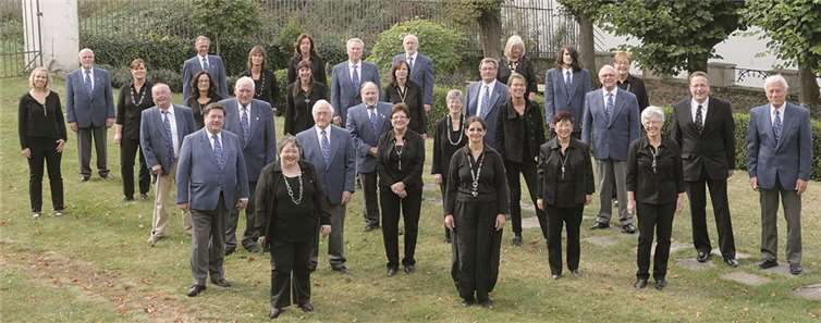 Die Singgemeinschaft Urbar mit der malerischen Rheinkulisse im Hintergrund.privat