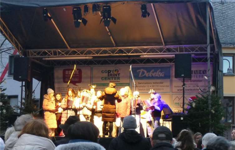 Die Singklasse auf dem Vallendarer Weihnachtsmarkt.  Foto: privat