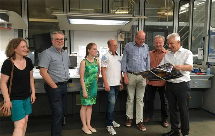 Die Sinziger Familienunternehmer führten die Abordnung der Grünen durch das Druckhaus und erläuterten die Stärken des Unternehmens. Foto: privat