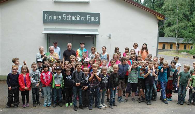 Die Sinziger Grünen, Wiltrud Post (rechts) und die Kinder der Ferienfreizeit vor dem Hennes Schneider Haus bei der Spendenübergabe.BL