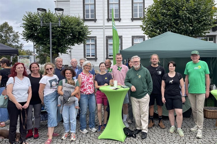 Die Sinziger Grünen vor ihrem Info- und Genussstand