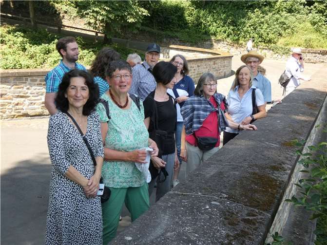 Die Sinziger Gruppe auf Schloss Stolzenfels. Jutta Arend (vorn, Dritte von links) führte durch die Anlage.  Foto: Denkmalverein Sinzig