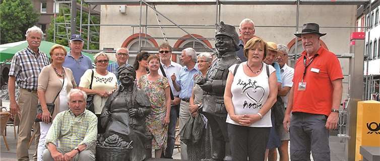 Die Sinziger Gruppe mit Gästeführer Ferdinand Gräff (rechts) an der Skulptur der Marktfrauen.privat