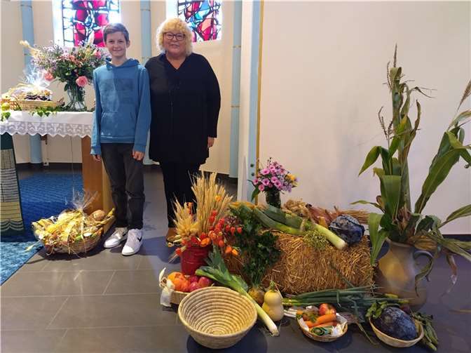 Erntedankfest gefeiert Die Sinziger Konfirmanden gestalteten den Gottesdienst mit. Foto: privat