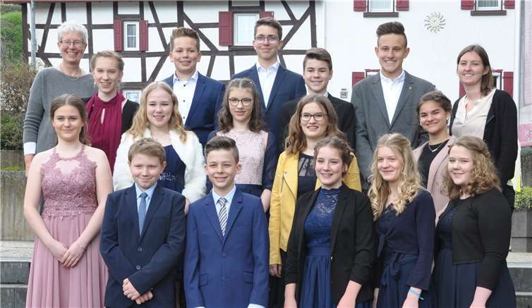 Die Sinziger Konfirmationsgruppe (von vorne nach hinten und von links nach rechts): Leon Ringen, Lars Schmidt, Merle Weiland, Lotte Welzer, Emily Dannowski, Tamara Schenk, Franziska Simon, Hannah Gaydos, Mara Flechtner, Mara Frensch, Pfarrerin Kerstin Laubmann, Sarah Freund, Leopold Vogel, Luis Jenatschek, Leonard Kallien, Lukas Klaus, Vikarin Johanna Kuhn.Foto: privat