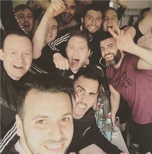 Die Sinziger Mannschaft feierte sich. privat