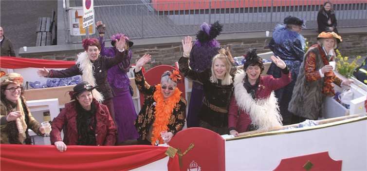 Die Sinziger Möhnen warfen reichlich Kamelle von ihrem Narrenschiff.