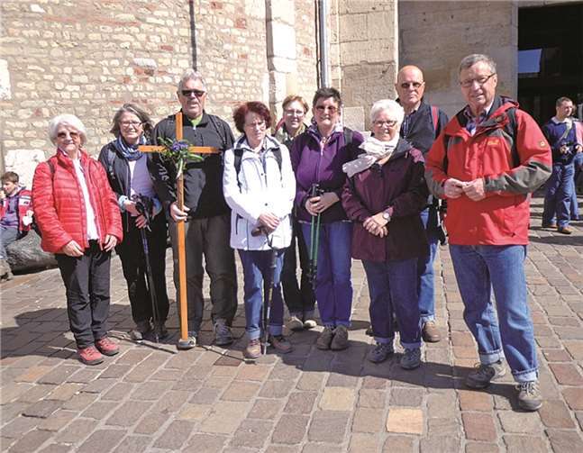 Die Sinziger Pilger vor dem Trierer Dom. privat