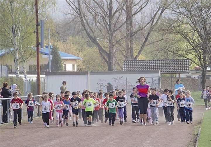 Die Sinziger Regenbogenschüler starten in zahlreiche Runden für das DLV-Laufabzeichen.privat