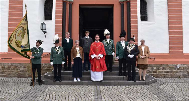 Die Sinziger St. Hubertus-Schützen nach dem feierlichen Hochamt (v.l.): Fähnrich Thomas Hoffmann, Hauptmann Hans-Peter Floter, Kassierer Markus Breuer, Schützenlisel Margarete Reimsbach, Alessandro Nonn, Kaplan Thomas Hufschmidt, Oberleutnant Harald Braun, Jungschützenkönig Matthias Pauly, König Stephan (II.) Pauly und Königsgemahlin Astrid Pauly.Fotos: privat