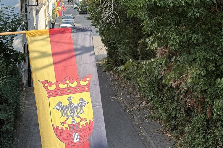 Die Sinziger Stadtfahne wehte während der Kirmes an zahlreichen Häusern und setzte ein eindrucksvolles Zeichen für die Verbundenheit der Bürgerinnen und Bürger mit ihrer Heimatstadt.