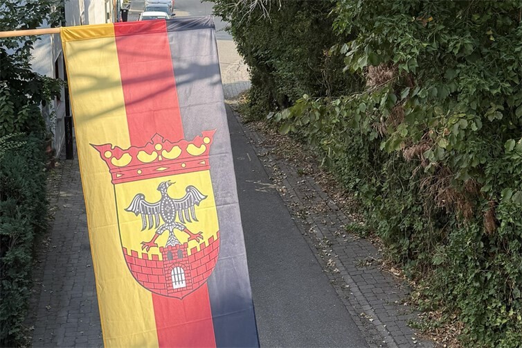 Die Sinziger Stadtfahne wehte während der Kirmes an zahlreichen Häusern und setzte ein eindrucksvolles Zeichen für die Verbundenheit der Bürgerinnen und Bürger mit ihrer Heimatstadt.