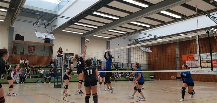 Die Sinzigerinnen konnten ihr sonst gutes Block-Feldabwehrspiel mit zunehmender Spieldauer nicht mehr konstant verwirklichen. privat