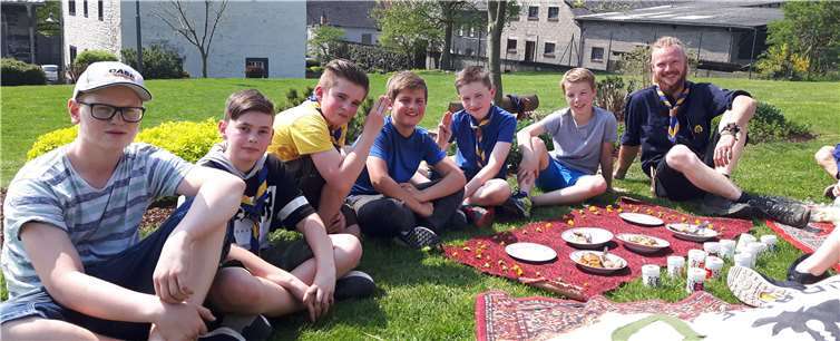 Die Sippe „Raubritter vom Hartborn“ mit ihrer Präsentation der „Koch-challenge“.privat