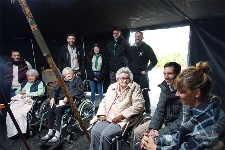 Die Sippe Salamander bescherte den Bewohnern vom Seniorenzentrum Elisabeth-Haus einen Nachmittag im Pfadfinderzelt.  Foto: privat