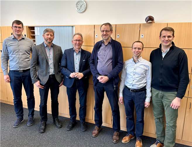 Die Situation der Freien christlichen Realschule plus in Neuwied beleuchteten (v.li.): Didaktischer Koordinator Helmut Berger, Geschäftsführer Alexander Penner, CDU-Bundestagsabgeordneter Erwin Rüddel, Schulleiter Axel Volk, Verwaltungsleiter Viktor Harder sowie Stellvertretender Schulleiter Daniel Bergen.  Foto: Reinhard Vanderfuhr / Büro Rüddel