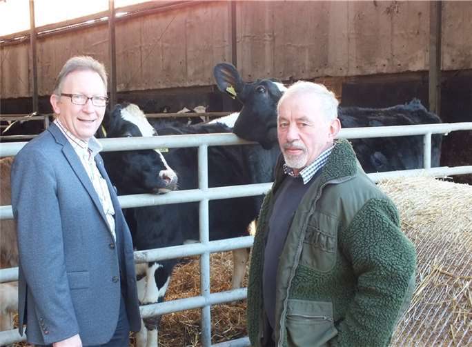 Die Situation der Milchbauern erörterten der heimische CDU-Bundestagsabgeordnete Erwin Rüddel und der Kreisvorsitzende des Bauernverbands, Georg Groß.Reinhard Vanderfuhr
